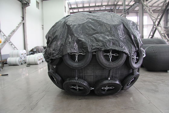 Experiência de lançamento e atracação de navios de defesa marítima pneumáticos