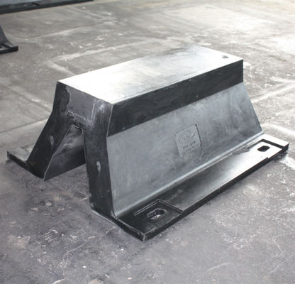 Amortecedores da doca do barco de borracha do arco de V500H*1500L duráveis para docas e cais