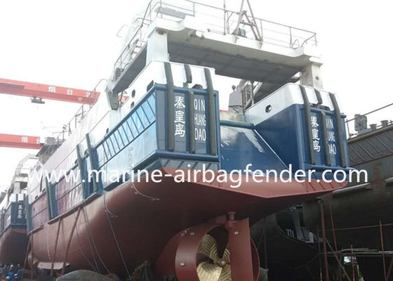 Lekkie piankowe boczne błotniki dla holowników i łodzi roboczych